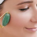 Изображение Как делать массаж лица роликом?