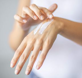 Как наносить СПФ-крем правильно и сочетать с косметикой?: Изображение 4